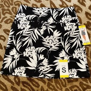 NWT S.C.&CO Skort Women’s Black White floral Stretch Beach golf Tennis Size S
